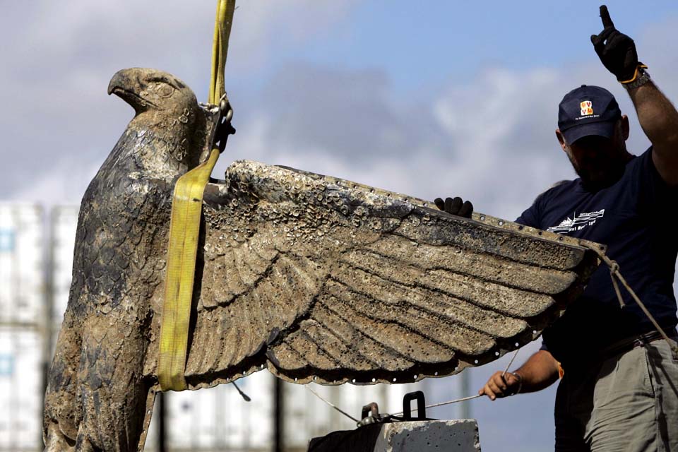 Uruguai vai vender águia nazista de navio alemão da Segunda Guerra