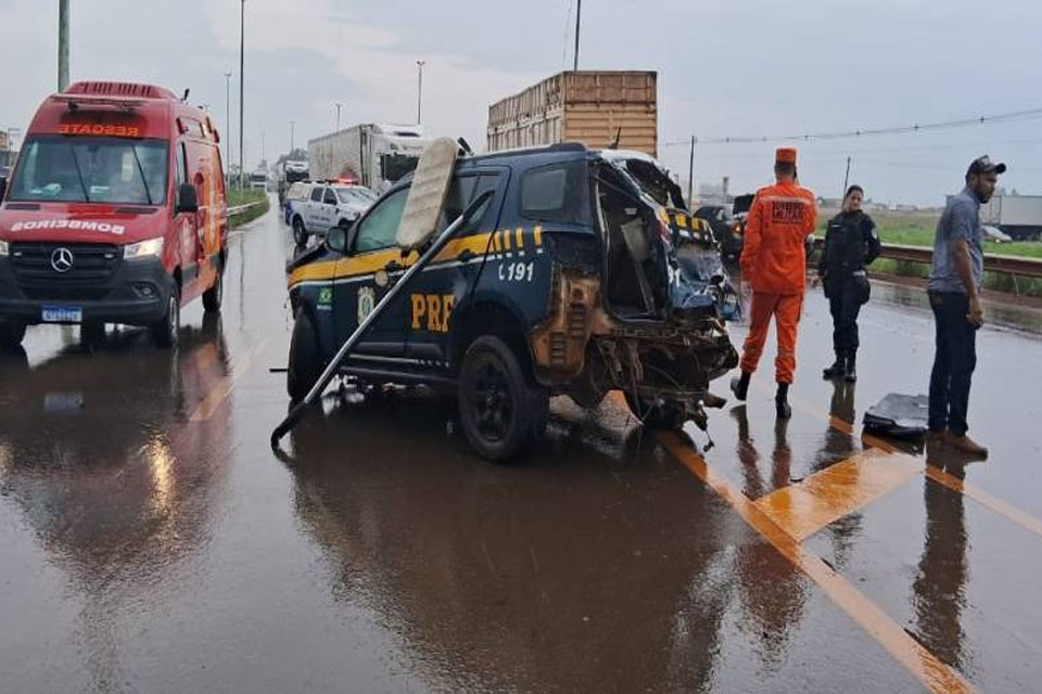 Viatura da PRF roda na pista e fica destruída após atingir carreta na BR-364