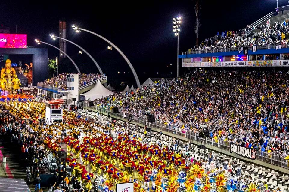 Escolas de samba do Grupo Especial de São Paulo desfilam neste sábado