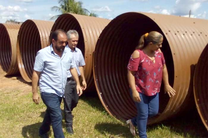 Tubos armco adquiridos via emenda do presidente Laerte Gomes são instalados na Linha C 10 em Cacaulândia