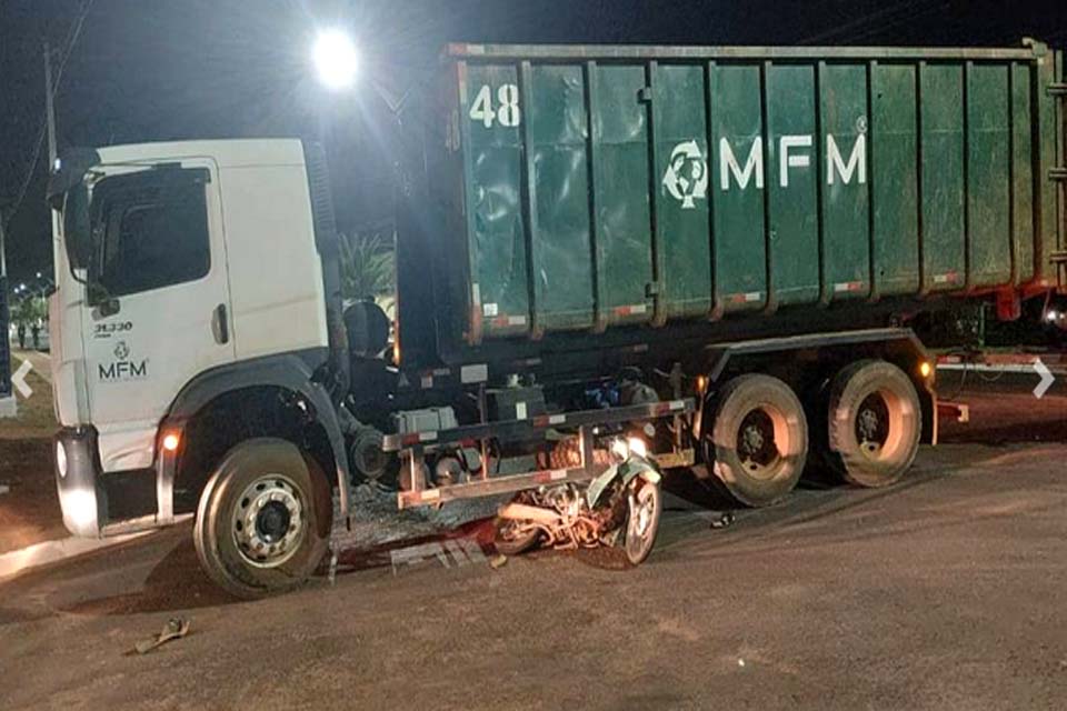 Mulher pilotando moto morre esmagada por caminhão em Vilhena