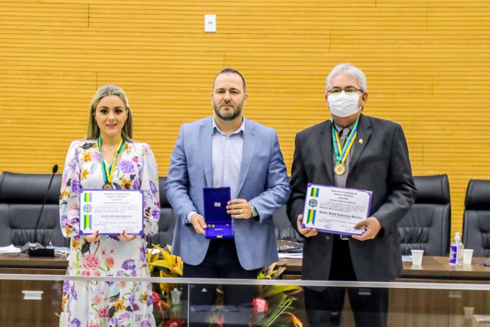 Presidente da ALE-RO, deputado Alex Redano entrega medalhas do mérito legislativo a autoridades bolivianas