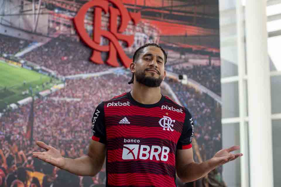  Flamengo anuncia o zagueiro Pablo, que estava na Rússia