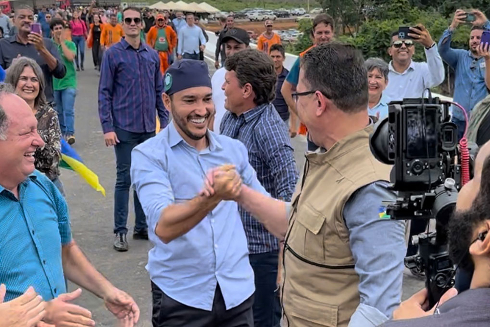 Fernando Máximo celebra a inauguração da ponte sobre o rio Jamari em Alto Paraíso