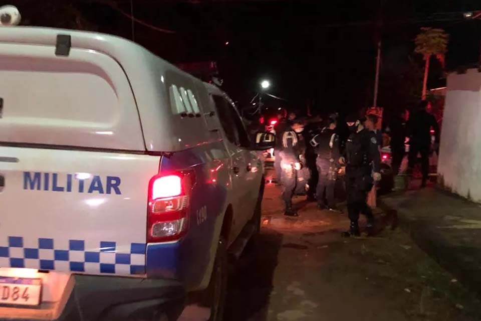 Marido joga mulher do veículo em movimento na estrada do Santo Antônio