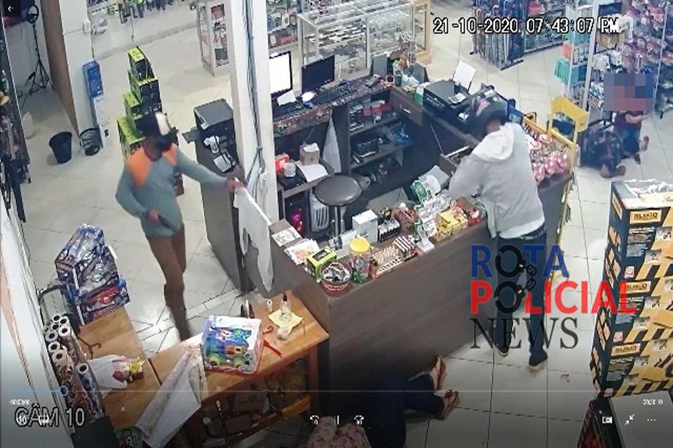 Marginais invadem loja de arma em punho e roubam clientes e funcionários