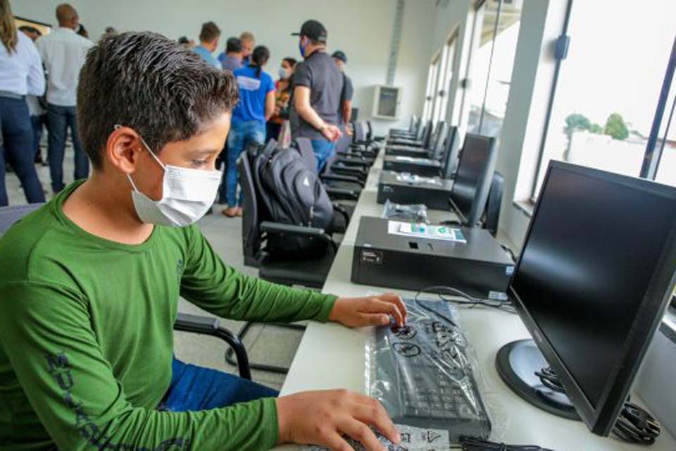 Distrito Estrela Azul ganha escola moderna construída pelo governo; novas estruturas dão fim aos velhos contêineres