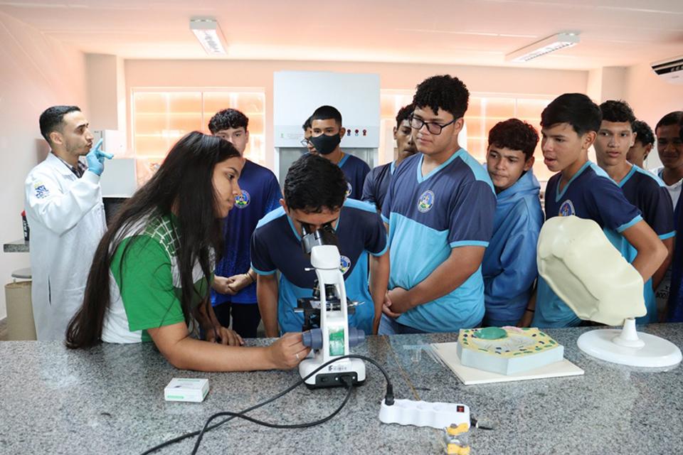 Alunos de Guajará-Mirim e Nova Mamoré conhecem estrutura do IFRO