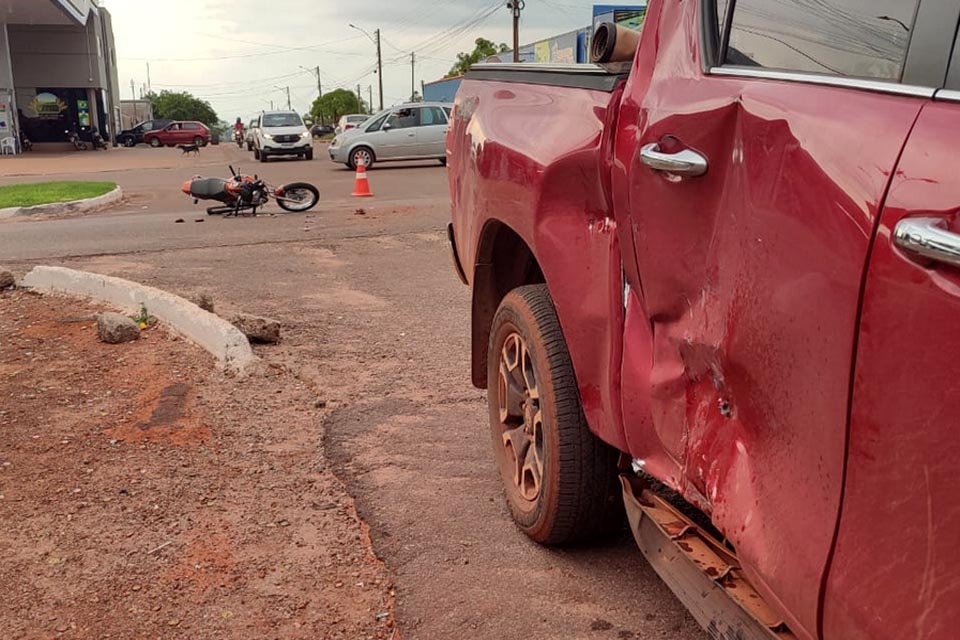 Motociclista é socorrido em estado grave após colisão em caminhonete