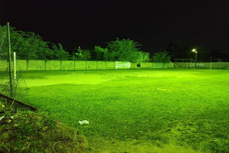 Prefeitura de Porto Velho faz manutenção na iluminação do campo de futebol Tucuruí