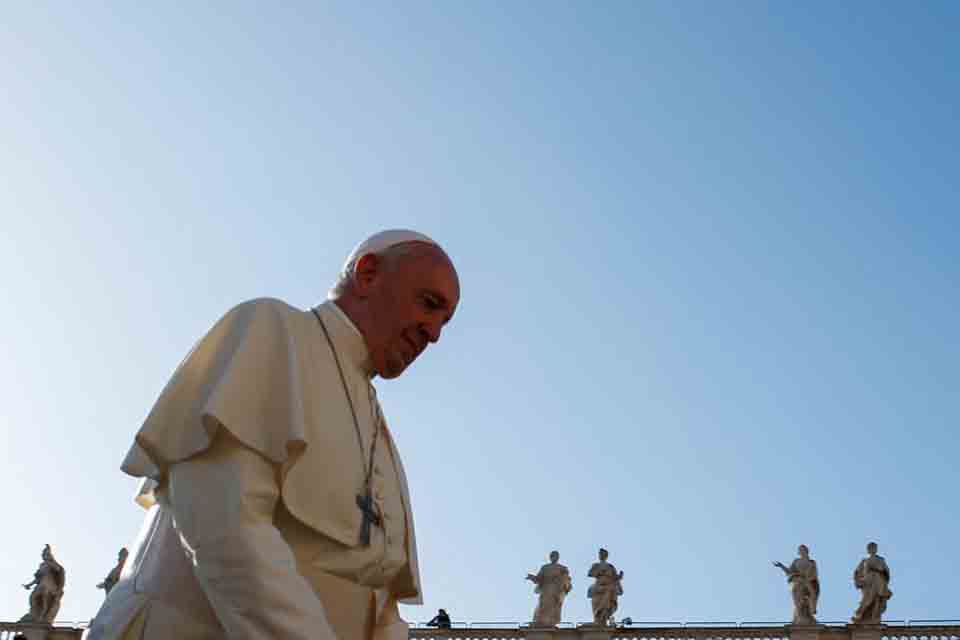 Papa faz visita surpresa a loja em Roma e ganha CD clássico