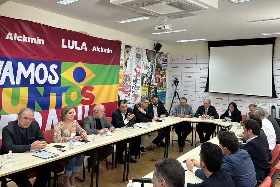 Líderes do MDB de 11 estados declaram apoio a Lula já no primeiro turno em evento em SP