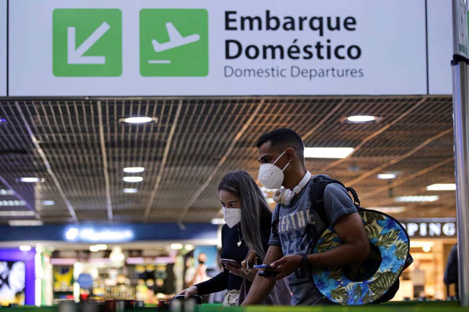 Uso de máscaras volta ser obrigatório em aviões e aeroportos a partir de sexta-feira, 25