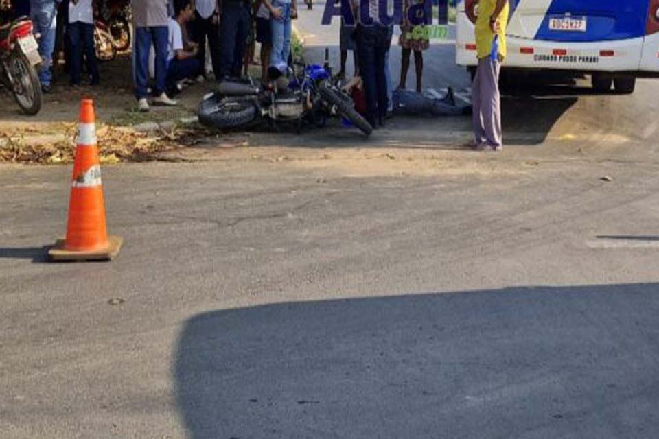 Colisão entre moto e ônibus deixa motociclista ferido em Ji-Paraná