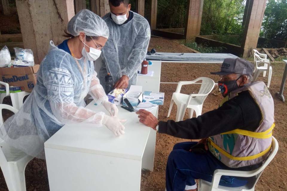 Barco Hospital realiza barreira sanitária entre os rios Mamoré e Pacaás Novos