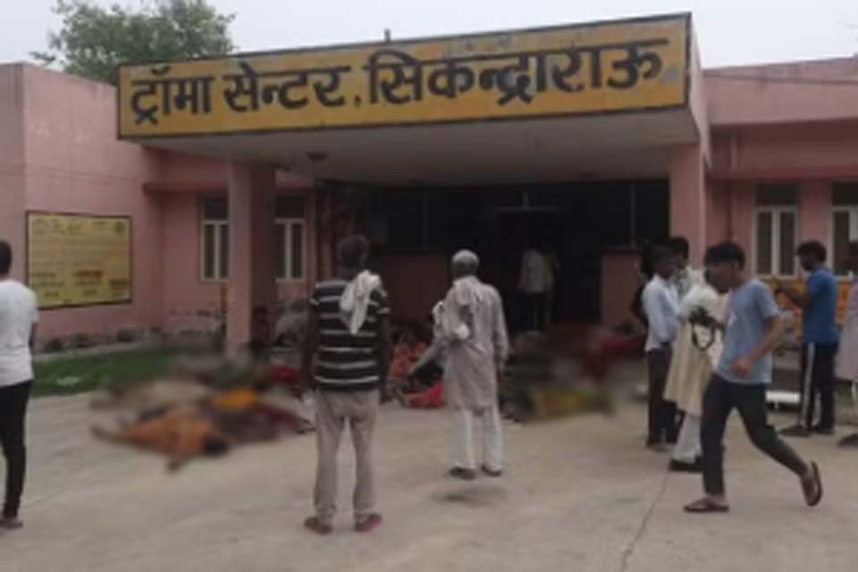 Debandada em encontro religioso na Índia deixa 107 mortos por esmagamento