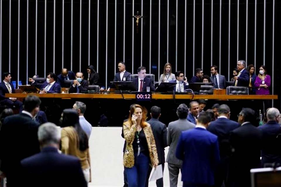 Câmara dos Deputados deve votar PEC do estouro nesta terça-feira