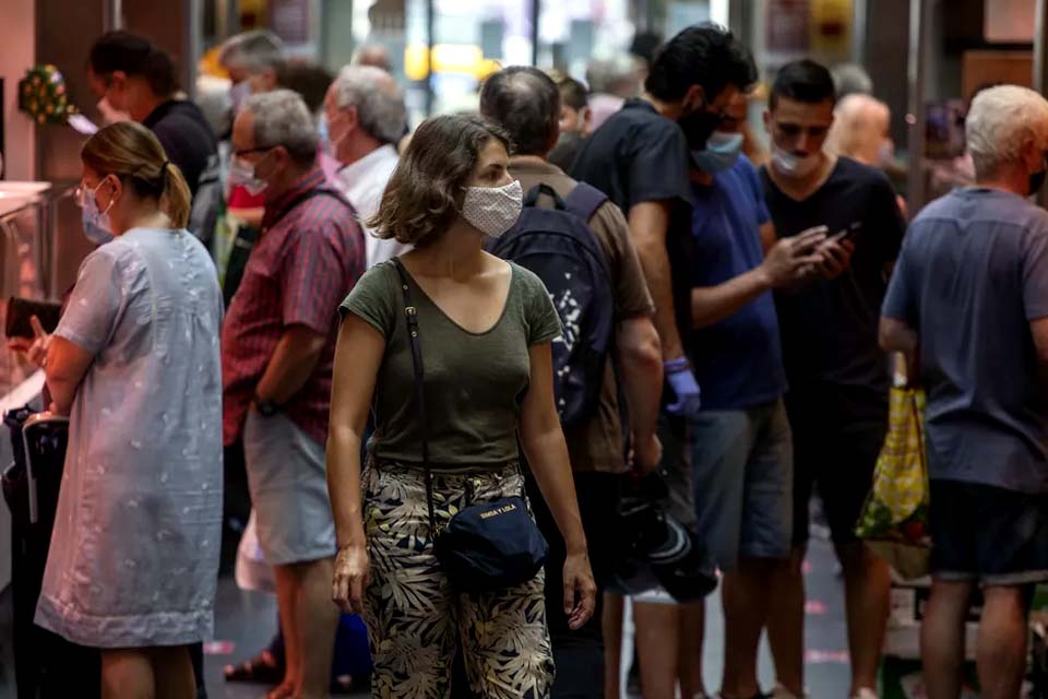 OMS atribui novos surtos de Covid a aglomerações e menor distanciamento