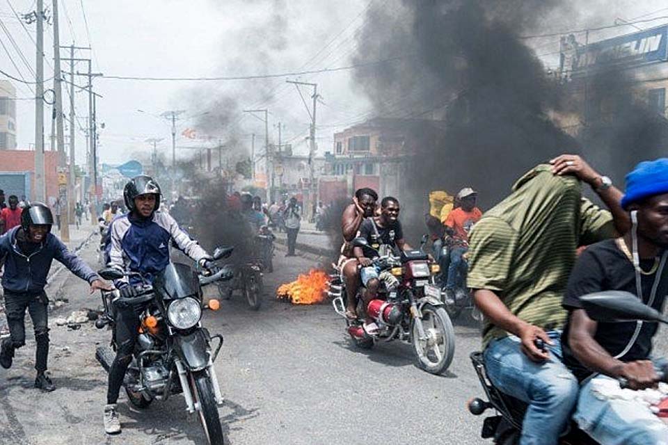 Guerra entre gangues aterroriza o Haiti e muitos pensam em deixar o país