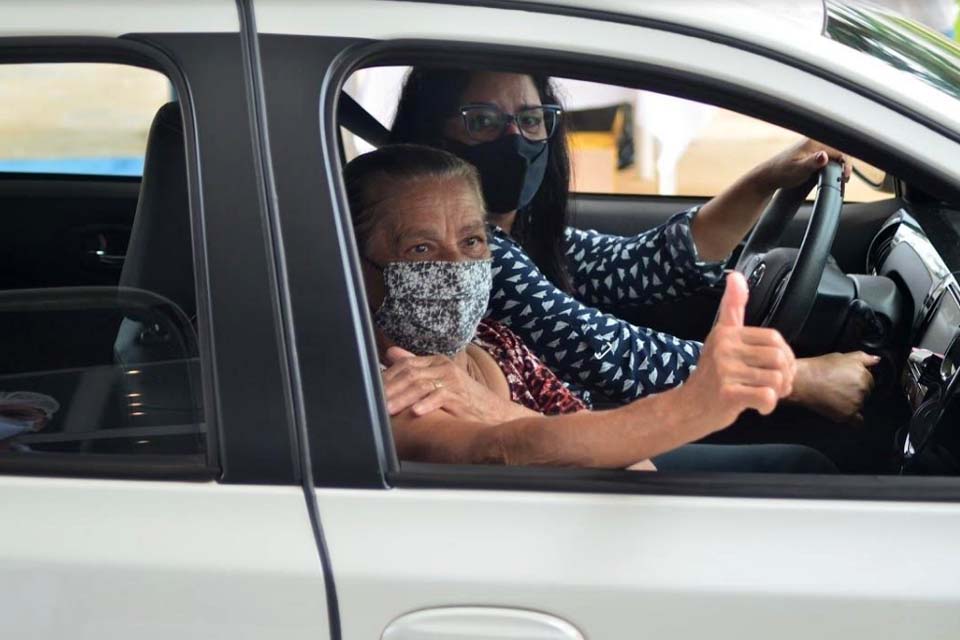 Vacinação contra covid-19 por drive-thru começa em Vilhena para público de 90 anos ou mais