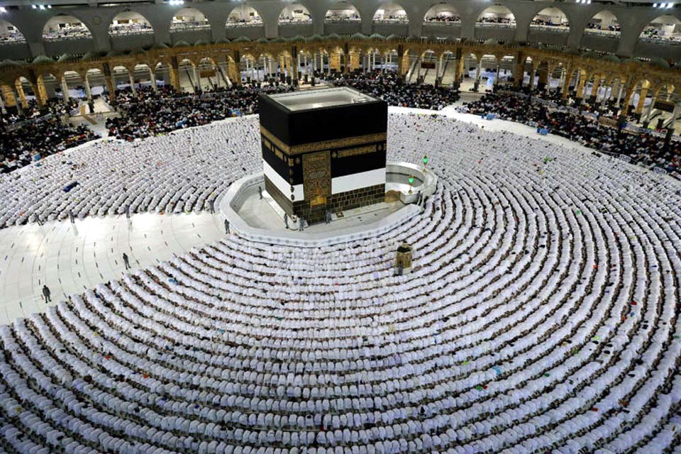 Peregrinos sem máscara iniciam o maior hajj em tempos de covid-19