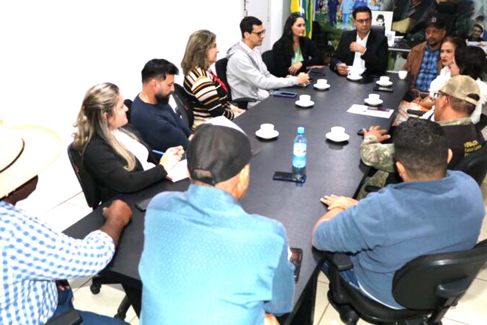 Reunião no gabinete da prefeitura discute implantação do projeto Cidades Inteligentes