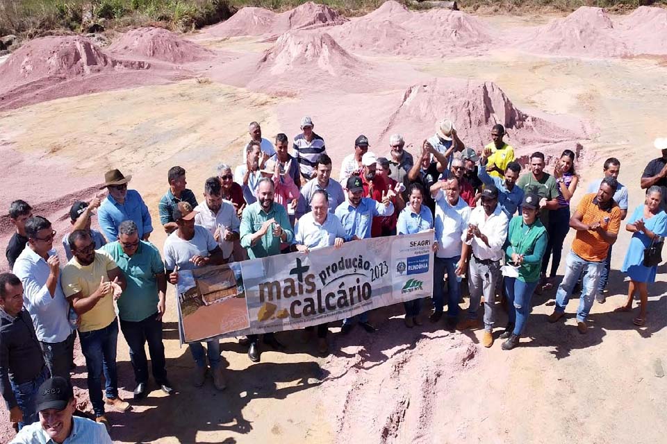 Deputado Pedro Fernandes assegura remessa de calcário para agricultores de Cujubim