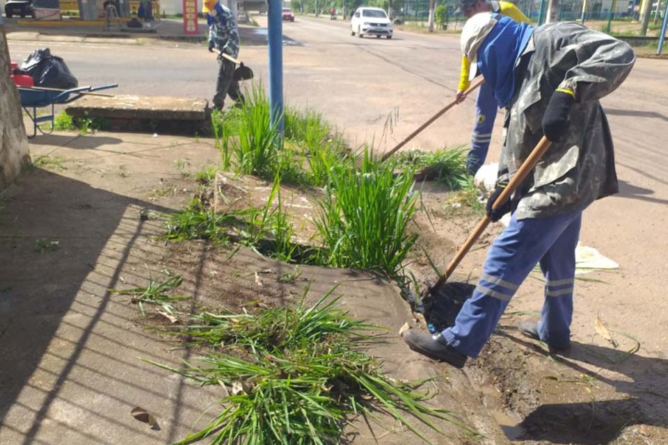 Rua Rogério Weber é contemplada com serviços de limpeza pela prefeitura de Porto Velho