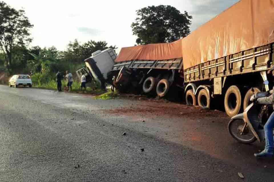  PM de Pimenteiras sobrevive após carro atingir carreta e capotar na BR 435