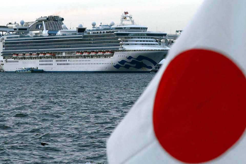 Mais passageiros deixam navio de cruzeiro no Japão