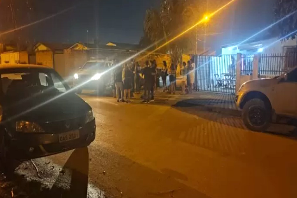 Dependente químico furta carro e bate carro em muro na rua Amapá