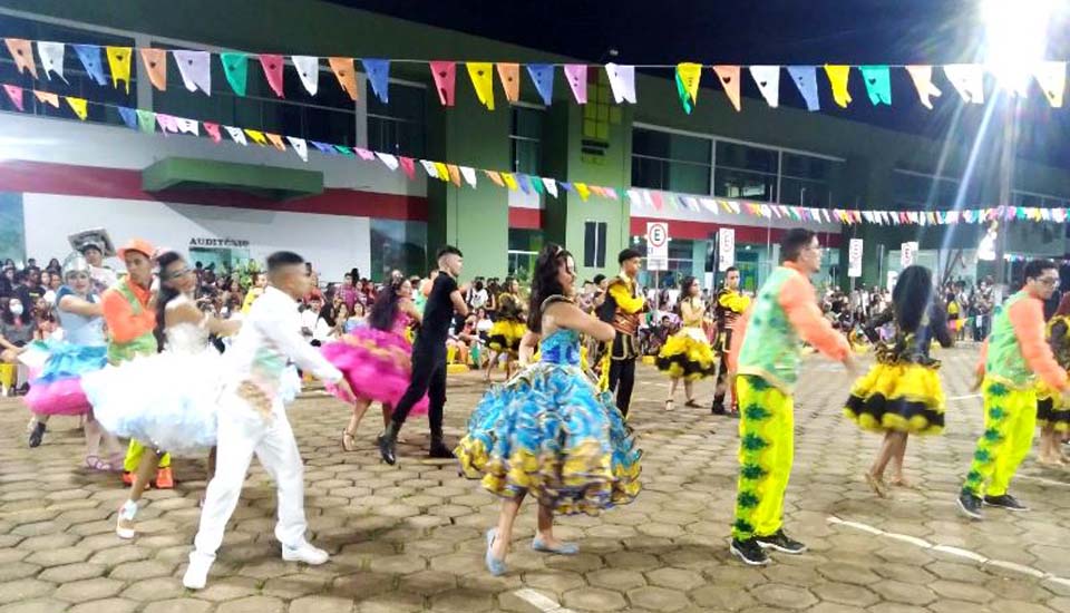 Apresentações de danças e quadrilhas movimentam o Arraial Flor do Calama