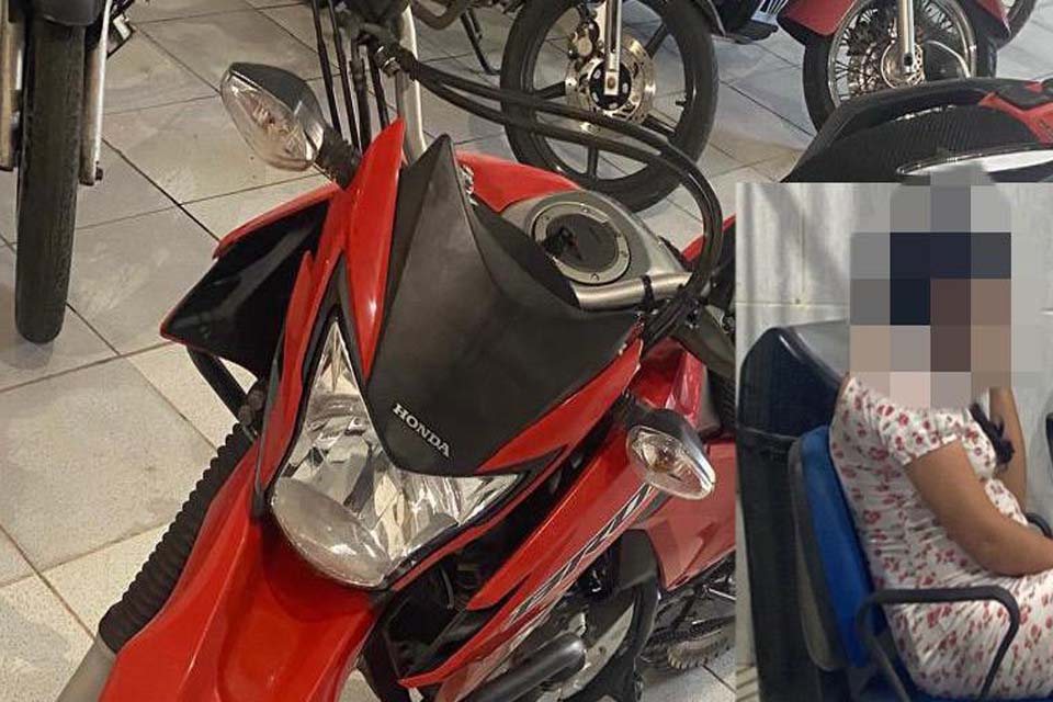 Ladrão foge e deixa mulher grávida para trás pra ser presa com duas motos furtadas