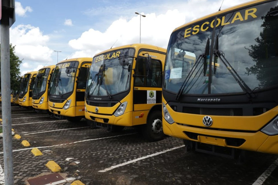 Semed faz revisão periódica dos novos ônibus guardados no pátio do shopping