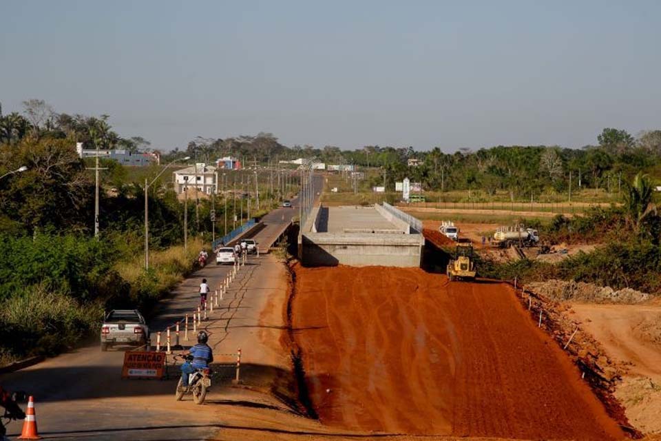 Obras na ponte sobre o rio Urupá e aeroporto avançam no município