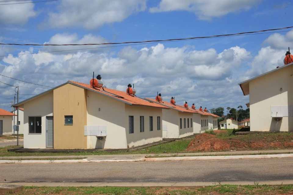 Governo de Rondônia prestigia entrega de novas moradias a 600 famílias carentes