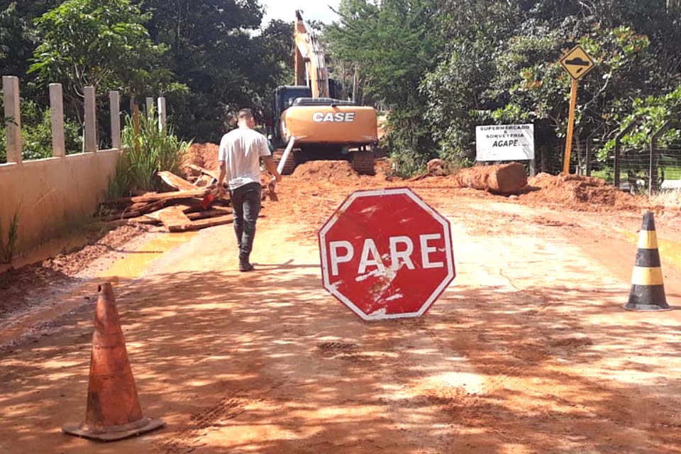 Semosp reconstrói ponte no Rio Piracolino com equipe de servidores e máquinas