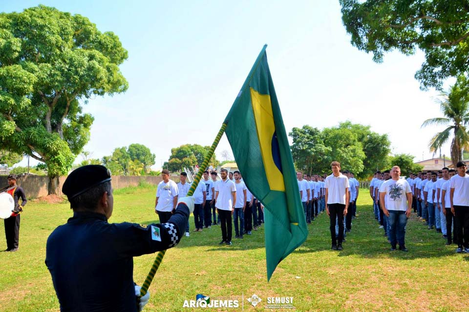 Semust realiza cerimônia de Juramento à Bandeira e entrega do Certificado de Dispensa de Incorporação