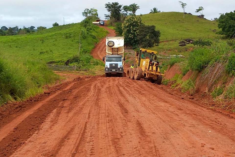 Prefeitura segue com serviços emergenciais para garantir tráfego na zona rural do município