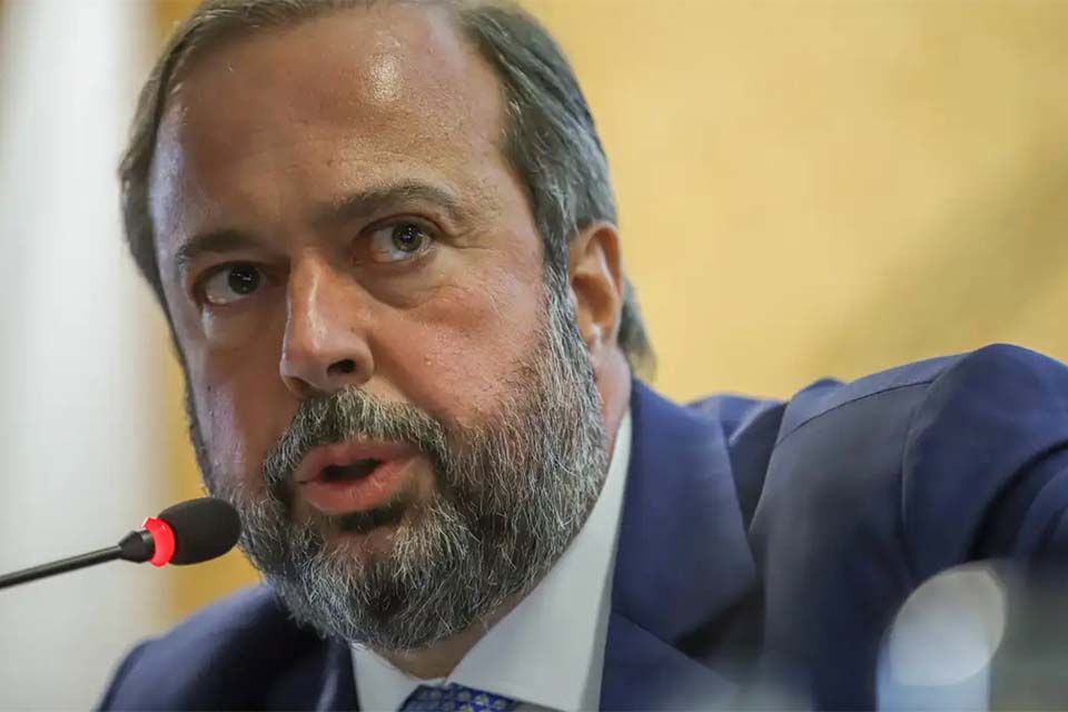 Ministro de Minas e Energia quer modernização de contratos com distribuidoras de energia