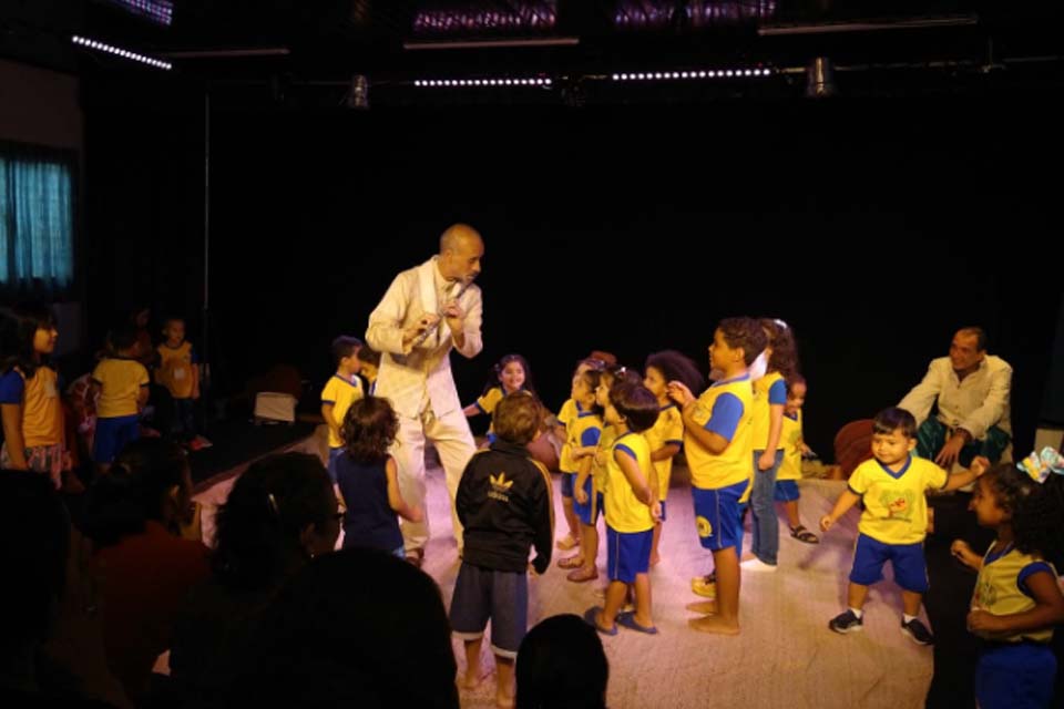 Grupo artístico promoveu teatro para bebês e oficinas a professores de creches de Porto Velho