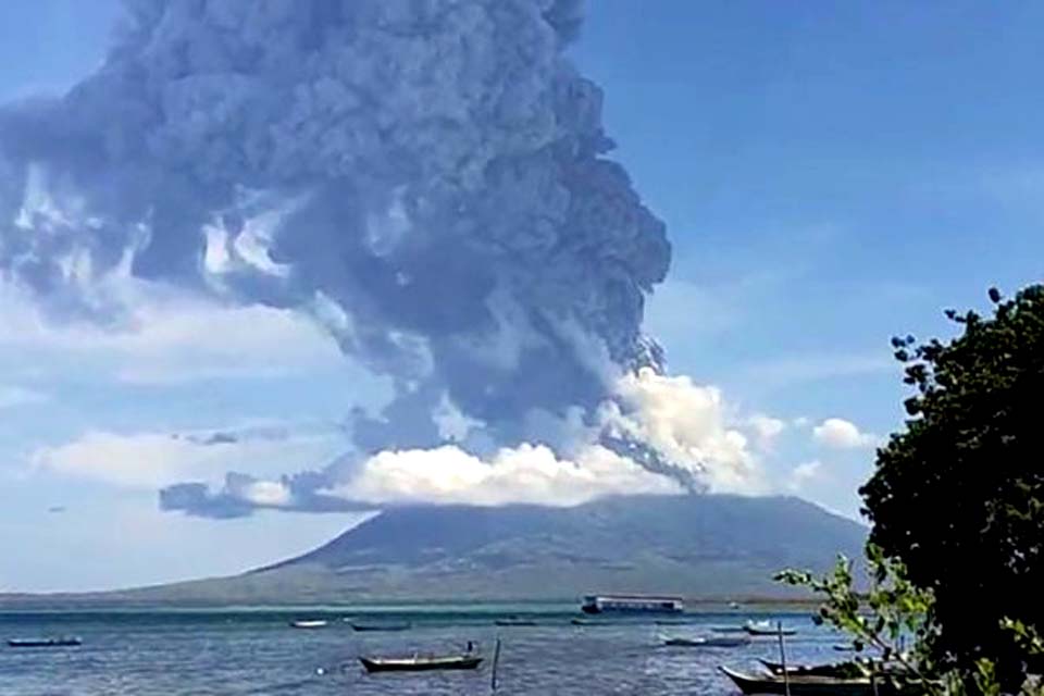 Erupção de vulcão na Indonésia obriga retirada de 4.400 habitantes