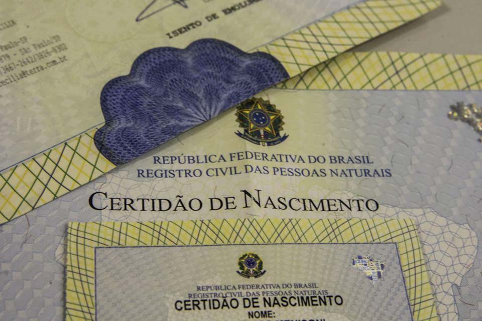 Brasil reduz subnotificação de nascimentos e mortes, indica IBGE