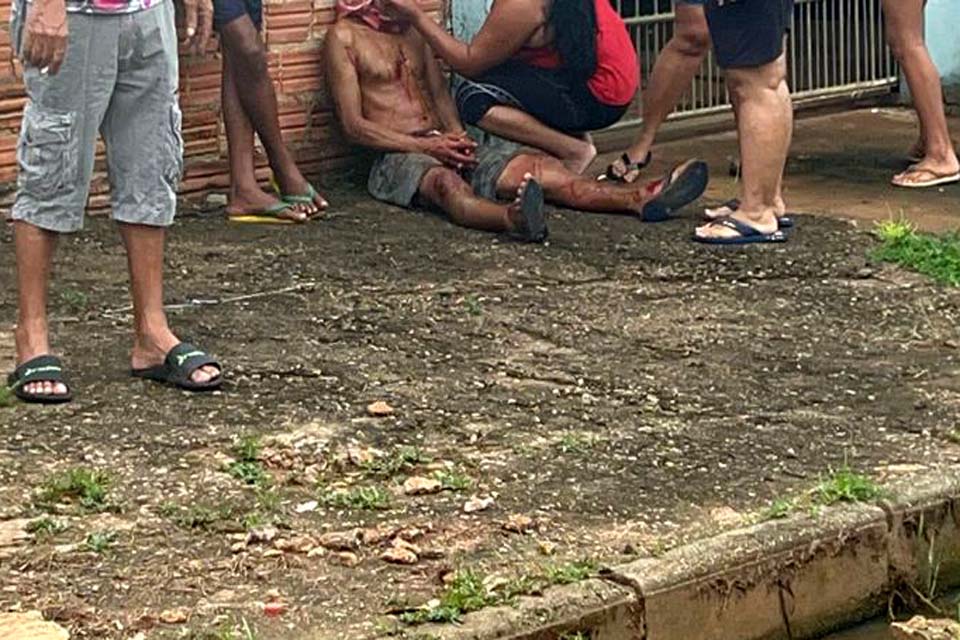 Homem é atacado a golpe de facão e suspeito é preso 