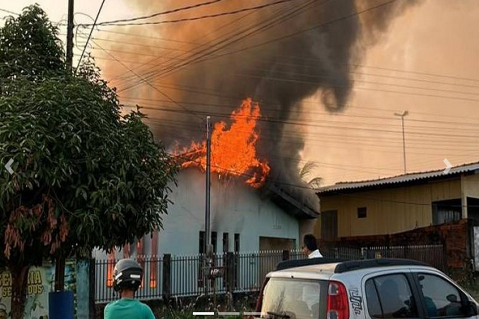 Corpo carbonizado é encontrado dentro de casa consumida por incêndio