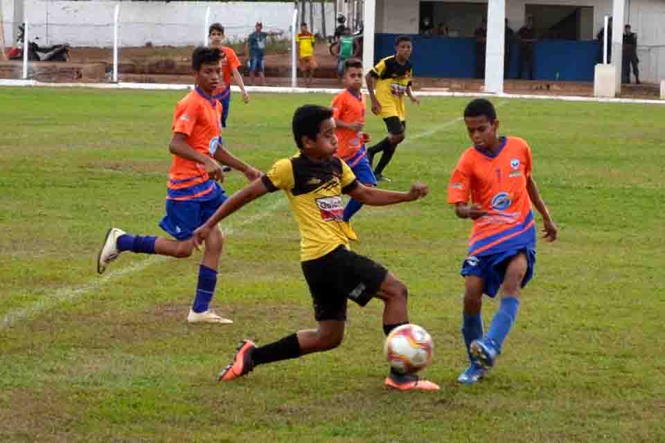 LDCOL/Escolinha 16 bate o Colorado e vai à semifinal no Sub-13