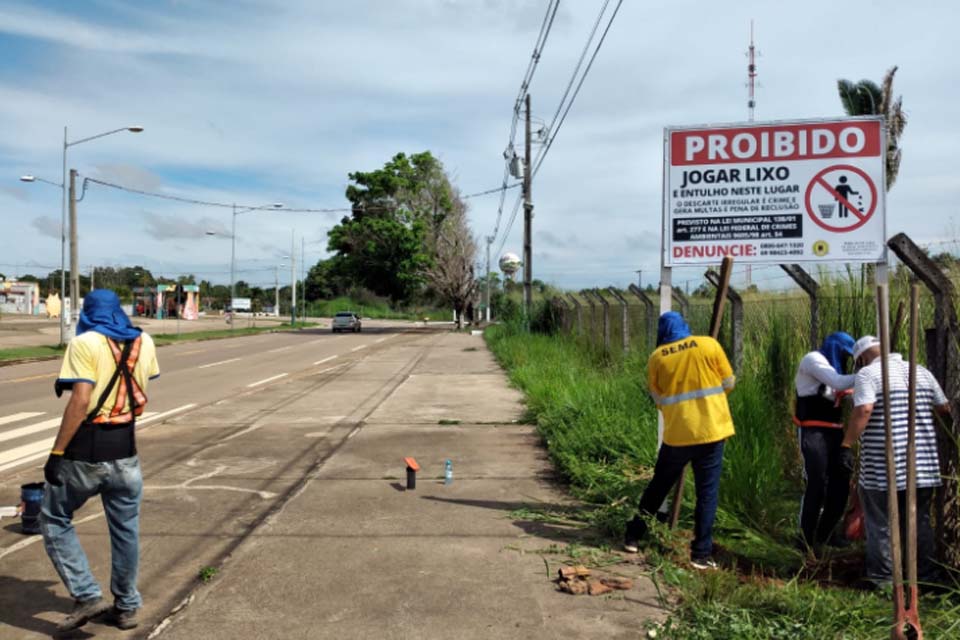 Área próxima ao aeroporto de Porto Velho recebe placas sobre o descarte irregular de lixo