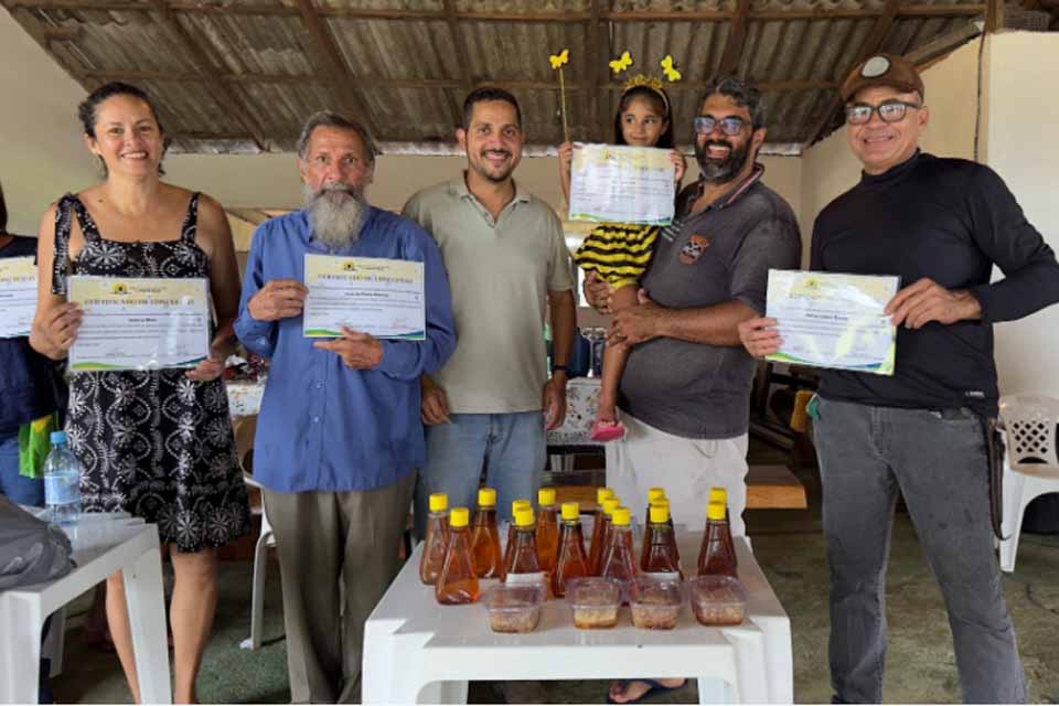 Agricultores participam de oficina sobre beneficiamento de cera apícola em Porto Velho