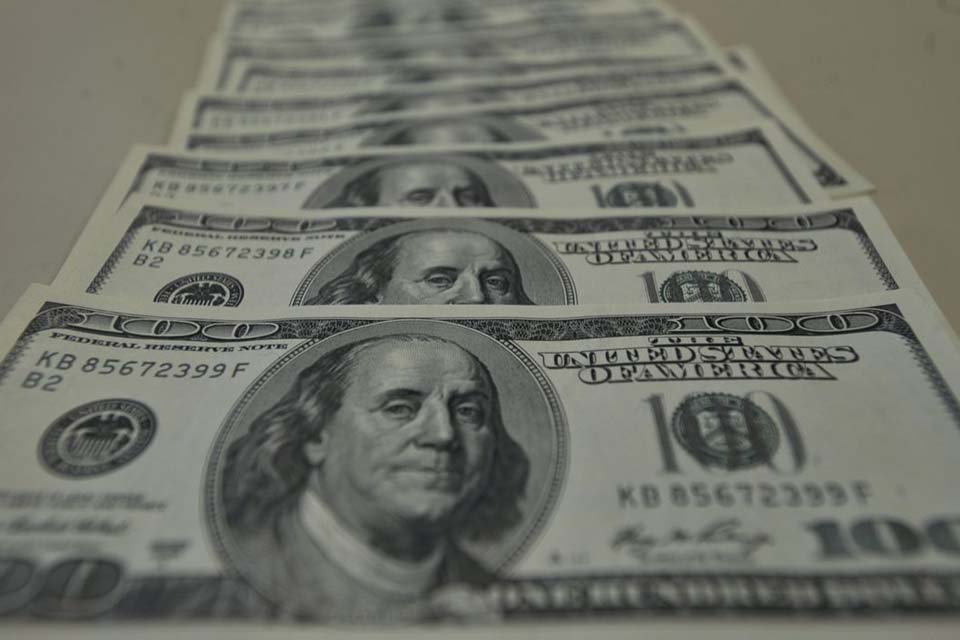 Dólar dispara e fecha acima de R$ 5, na 1ª alta semanal em um mês