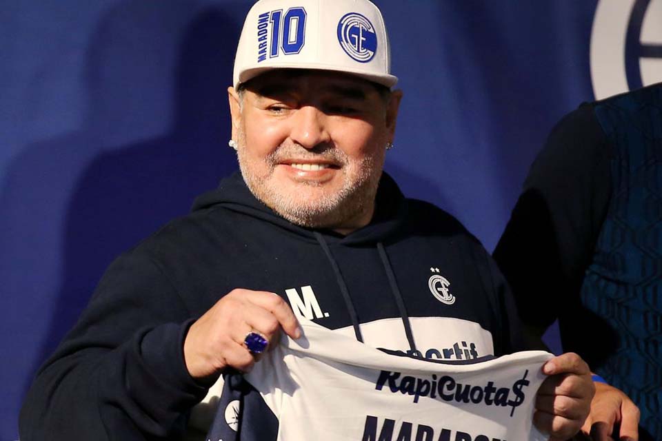 Container esquecido pode ser baú do tesouro de artigos de Maradona